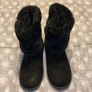 Black winter boots.